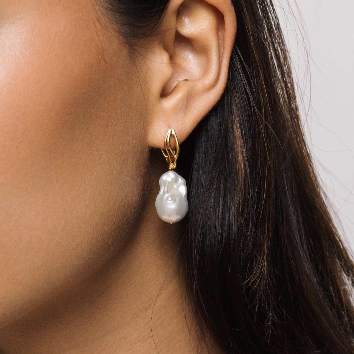Baroque Pearl Wave Gold Hoop Earrings - Lulu B London - Timeless Jewellery