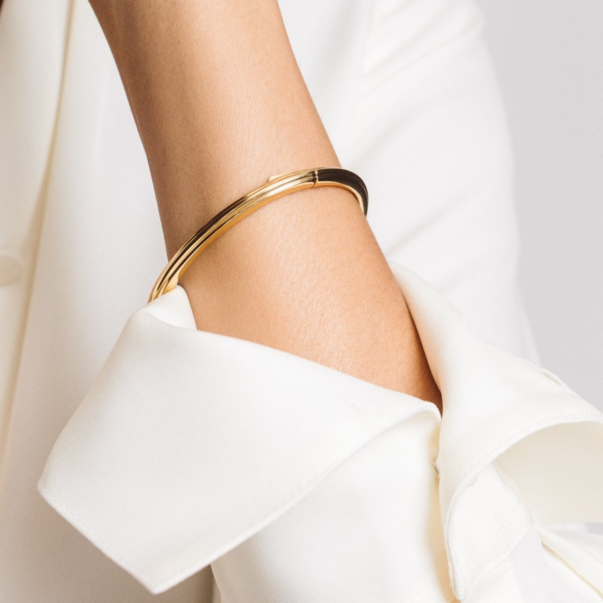 Classic Ribbed Gold Bangle - Lulu B London - Timeless Jewellery