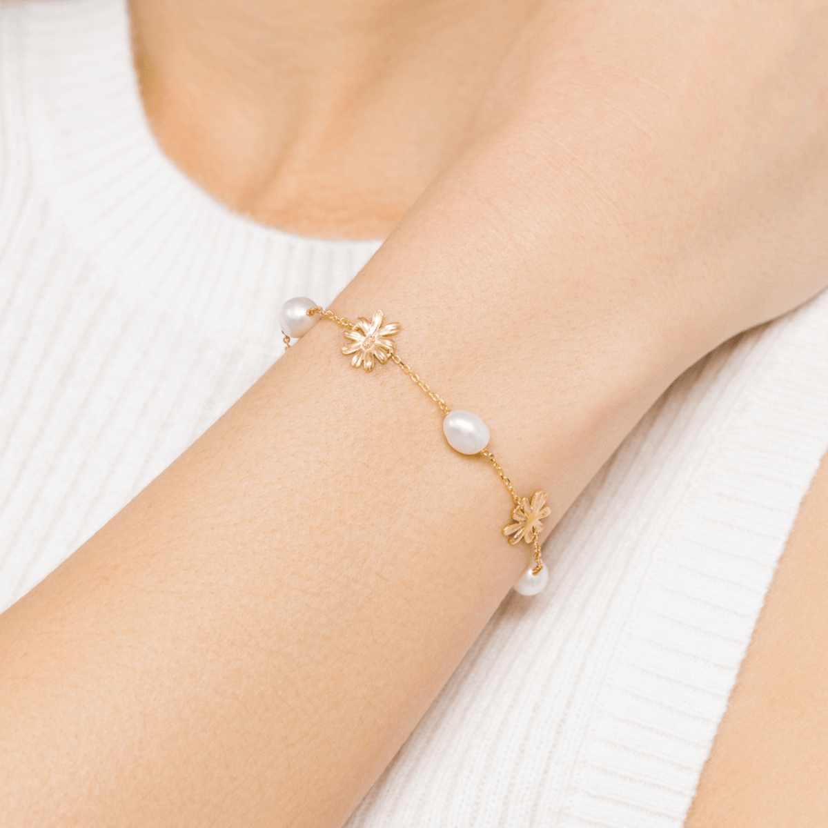 Daisy Flower and Pearl Gold Chain Bracelet - Lulu B London - Timeless Jewellery